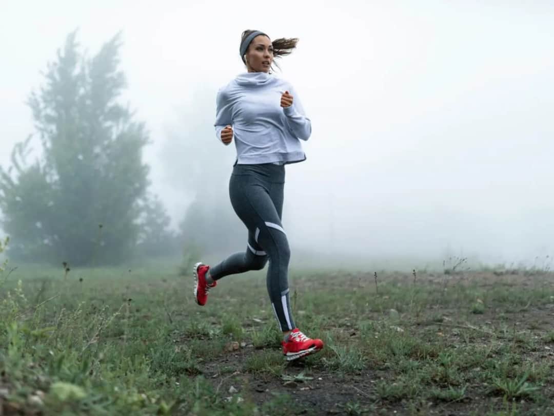 Suplementy dla biegaczy: Co działa, jak stosować i czego unikać?